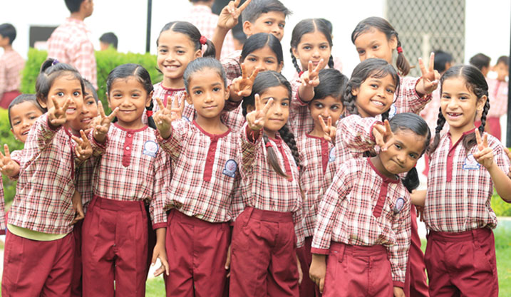 Enfants jouant ensemble dans un environnement serein
